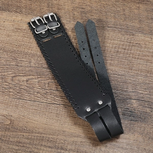 Detailansicht eines schwarzen Punk-Lederarmbands mit silbernen Schnallen und Webkanten