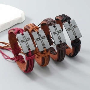 Bracciale in pelle vintage intrecciato a mano con croce in metallo in vari colori