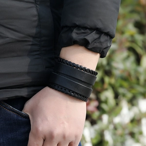Nahaufnahme von mehrlagigem schwarzem Lederarmband für Herren mit geflochtenen Details