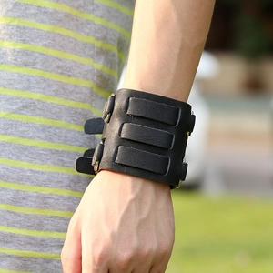 Brazalete punk de cuero negro vintage con hebilla de metal y correas ajustables hombre