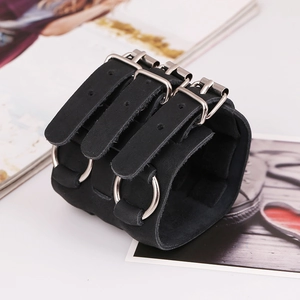 Pulsera punk vintage de cuero negro con hebilla triple y anillos plateados