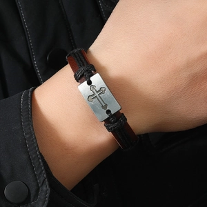 Bracciale in pelle retrò fatto a mano per uomo con placca croce in metallo al polso