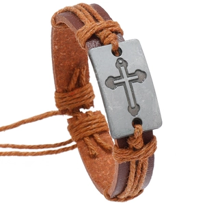 Bracciale vintage in pelle intrecciato a mano con croce in lega e corde decorative
