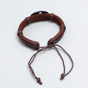 Bracciale artigianale in pelle marrone con disco in metallo e cordino regolabile