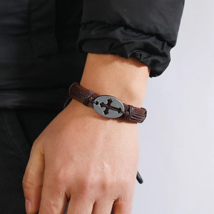 Bracciale artigianale in pelle intrecciata marrone da uomo con piastra in metallo a croce
