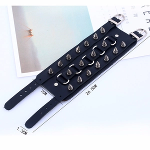 Bracelet manchette en cuir punk noir avec trois rangées de rivets pointus métalliques
