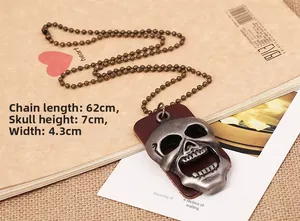 Détail du pendentif tête de mort vintage et base en cuir avec mesures de chaîne
