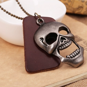 Collier pendentif tête de mort style punk avec métal argenté et étiquette cuir
