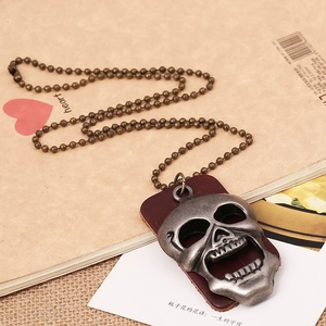 Collier long punk avec pendentif tête de mort décapsuleur, cuir brun et chaîne à billes
