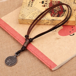 Collier long en cuir de vachette vintage avec pendentif tête de mort argenté