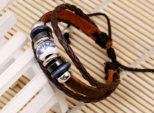 Détail d'un bracelet multicouche en cuir tressé avec perles en céramique et nœud réglable