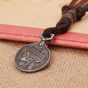 Collier vintage en cuir pour hommes avec pendentif tête de mort couronnée et cordon
