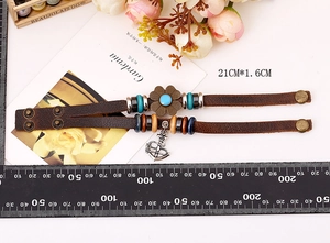 Dettaglio del set di bracciali in pelle vintage con ancora in bronzo e perline turchesi