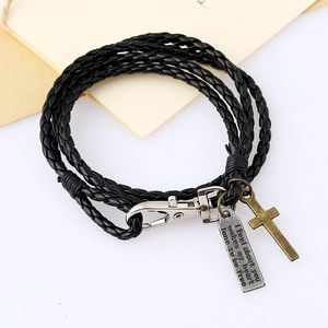 Bracelet multicouche en cuir tressé noir avec fermoir mousqueton argenté et pendentif croix