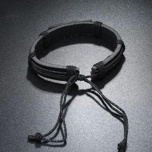 Détail du bracelet en cuir tressé noir avec cordon de serrage réglable pratique