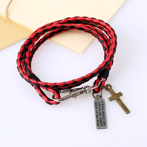 Bracelet en cuir tressé bicolore rouge et noir avec pendentifs croix vintage et fermoir
