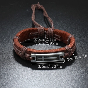 Bracelet en cuir marron réglable avec plaque métallique et croix argentée vintage