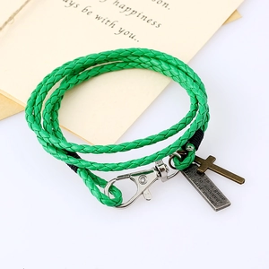 Bracelet double couche en cuir tressé vert avec pendentif croix et plaque en métal gravée