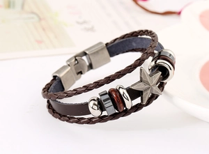 Détail d'un bracelet multicouche en cuir marron avec pendentif étoile et perles