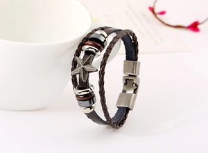 Détail du bracelet multicouche en cuir vintage avec étoile en métal et perles en bois