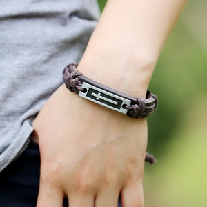Bracelet rétro en cuir tressé avec plaque de croix en argent et cordon de serrage réglable