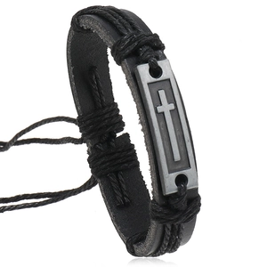Bracelet vintage multicouche en cuir noir tressé avec breloque en métal gravé d'une croix