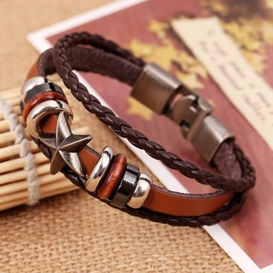 Bracelet punk multicouche fait main en cuir avec pendentif étoile et perles en bois