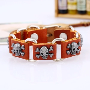 Bracelet punk en cuir marron avec breloques en métal argenté tête de mort et os croisés