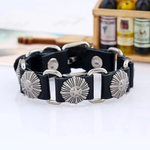 Bracciale punk da uomo in pelle con ciondoli a stella in rilievo e maglie in metallo