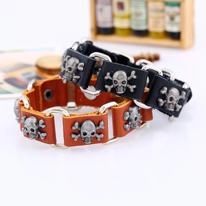 Détails des bracelets punk en cuir vintage avec ornements tête de mort en métal