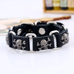 Bracelet punk en cuir noir avec rivets tête de mort argentés et boucles métalliques