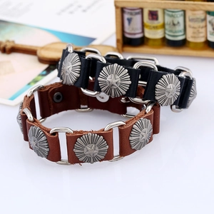 Bracciali punk in pelle con borchie a stella argentate nei colori nero e marrone