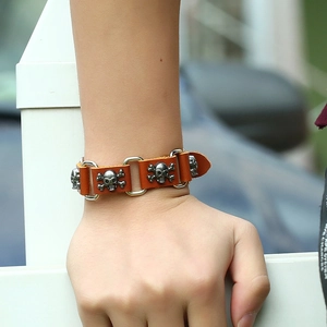 Bracelet punk en cuir marron avec crânes en métal argenté pour homme, style rock