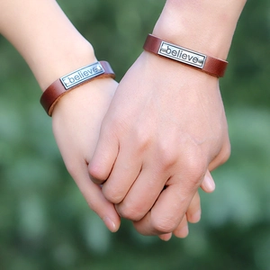 Lot de bracelets de couple en cuir marron avec plaque gravée Believe au poignet
