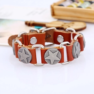 Bracelet punk en cuir marron avec clous étoiles argentés et anneaux métalliques pour hommes