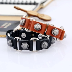 Bracelets punk en cuir noir et marron avec des accents métalliques hexagonaux argentés