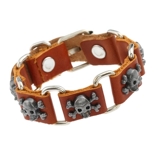 Bracelet punk en cuir marron avec breloques tête de mort et fermoirs réglables en métal