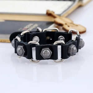 Bracelet punk en cuir noir avec rivets hexagonaux argentés sur surface blanche