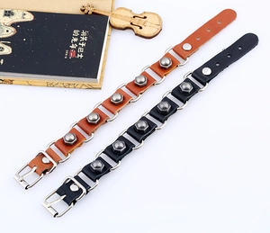 Détails des bracelets punk en cuir noir et marron avec écrous et rivets métalliques