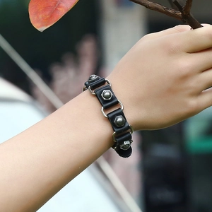 Bracelet punk homme en cuir noir avec clous hexagonaux argentés et maillons métalliques
