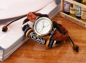 Detalle de la correa de reloj de cuero trenzado vintage con cuentas y caja de bronce