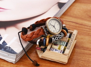 Detalle macro de un reloj de cuero retro con caja de bronce y cuentas de estilo étnico