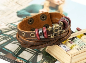 Détails du bracelet en cuir vintage avec crânes en bronze et perles sur cuir de vache brun