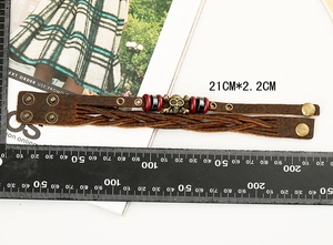 Détail macro du bracelet en cuir marron avec crâne, longueur 21cm et largeur 2,2cm