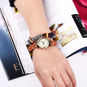 Reloj de pulsera vintage de cuero trenzado con números romanos y cuentas bohemias