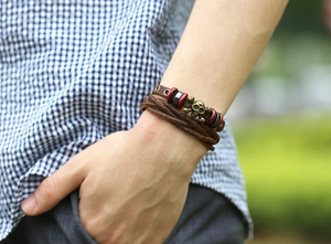 Détail du bracelet en cuir rétro avec crâne en bronze et perles rouges décoratives