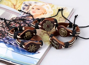Détails de cinq bracelets en cuir vintage tressé avec breloques crâne et rose en bronze
