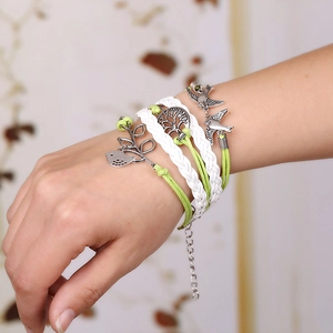 Bracelet multicouche fait main avec breloques oiseau et arbre sur cordon vert