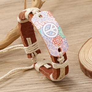 Bracelet artisanal en cuir tressé avec motif floral et symbole de paix blanc central