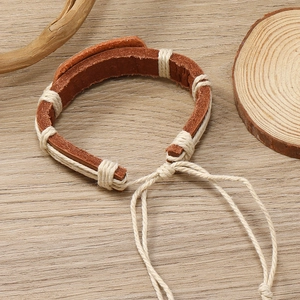 Détail du cordon réglable sur un bracelet en cuir tressé marron fabriqué à la main